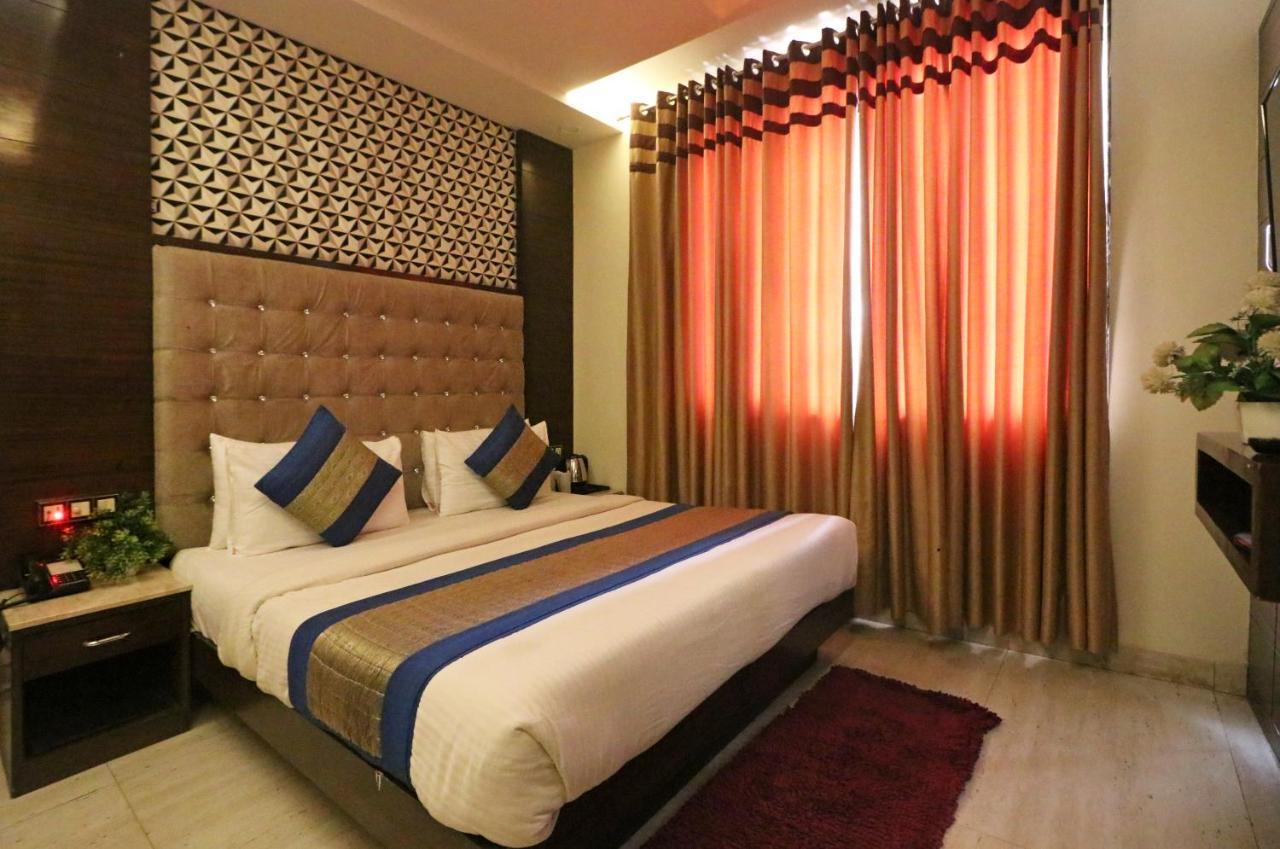 Hotel Mannat International By Mannat New Delhi Bagian luar foto