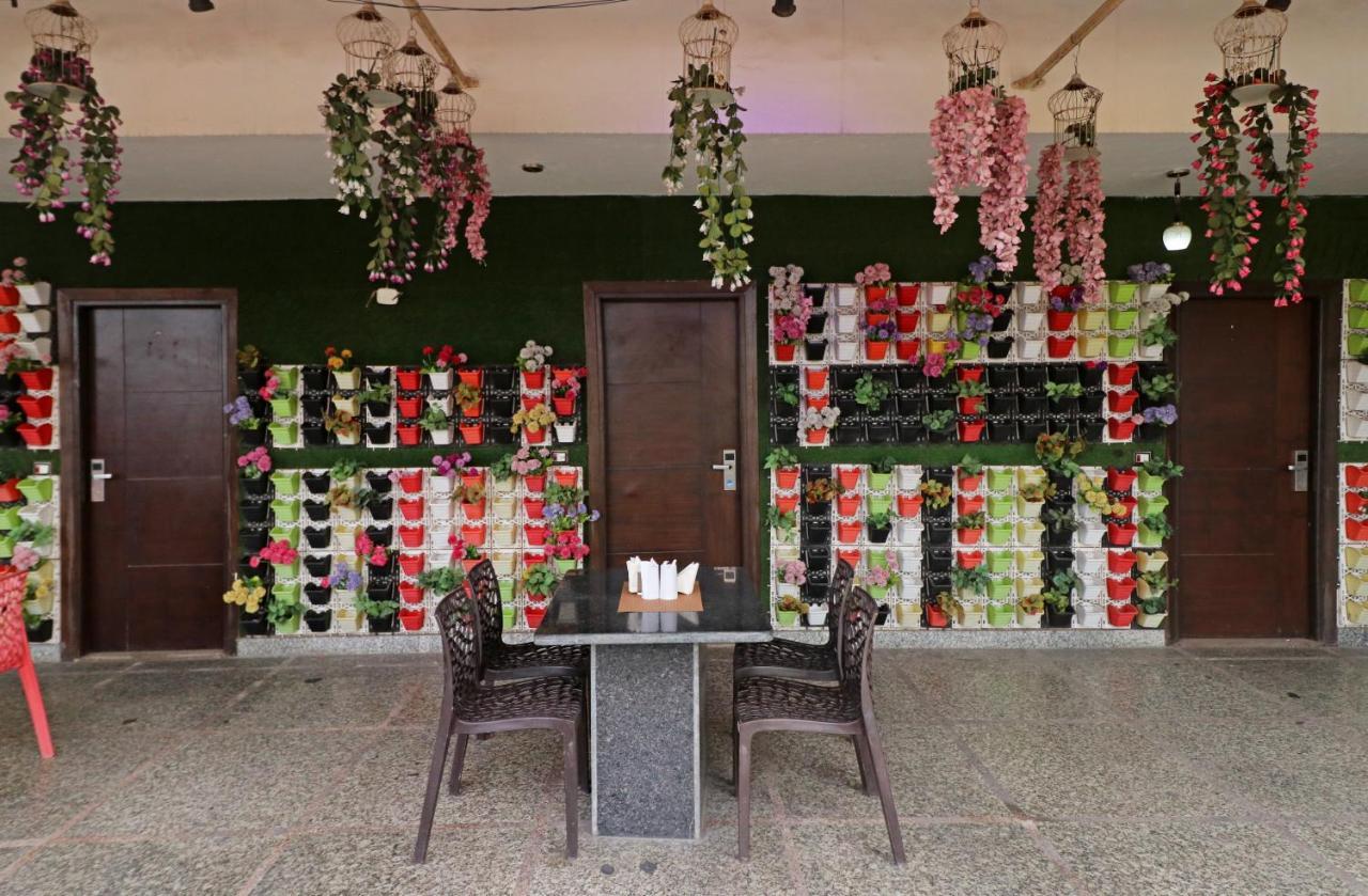Hotel Mannat International By Mannat New Delhi Bagian luar foto